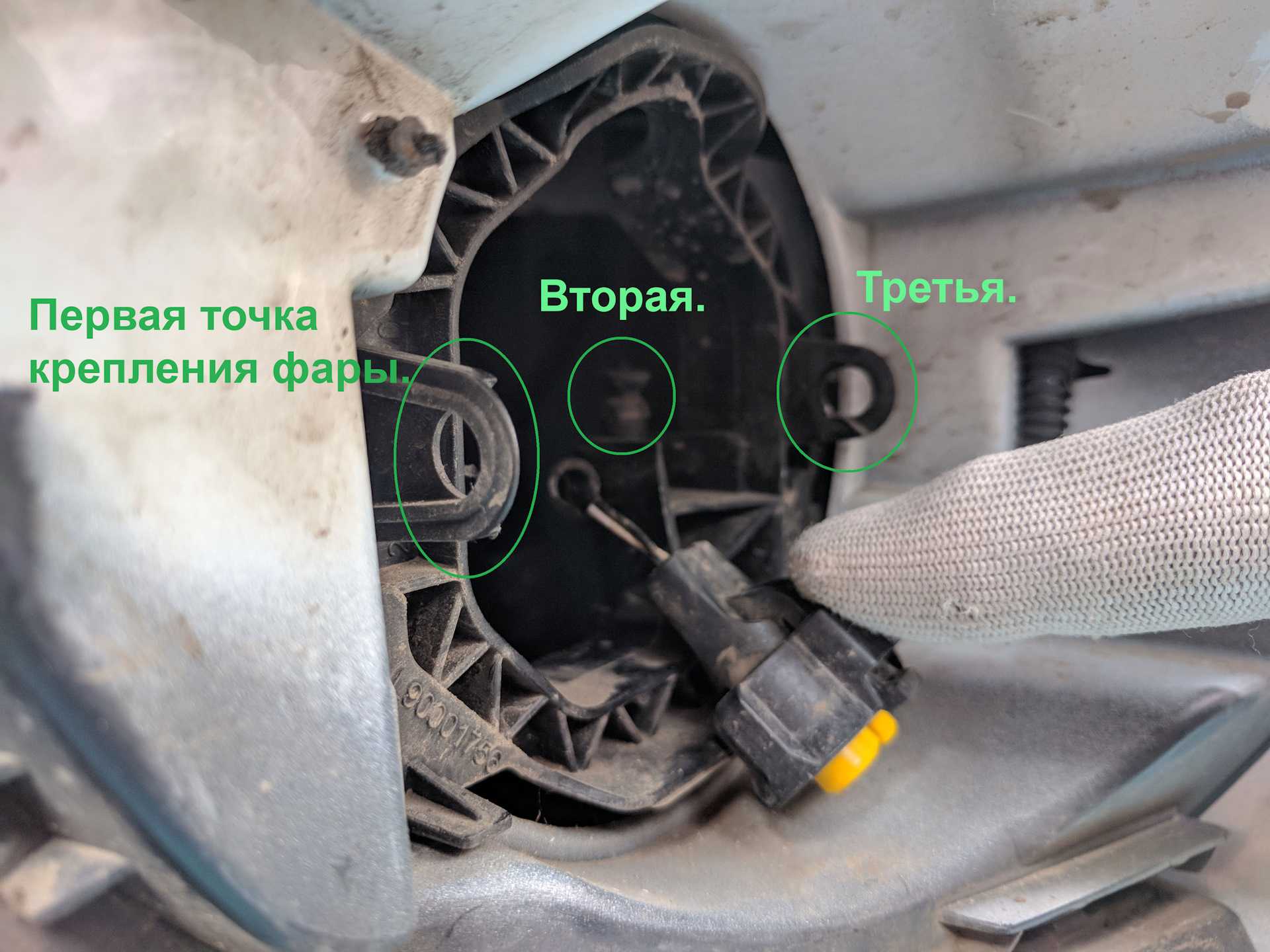 Как поменять противотуманки на рено дастер