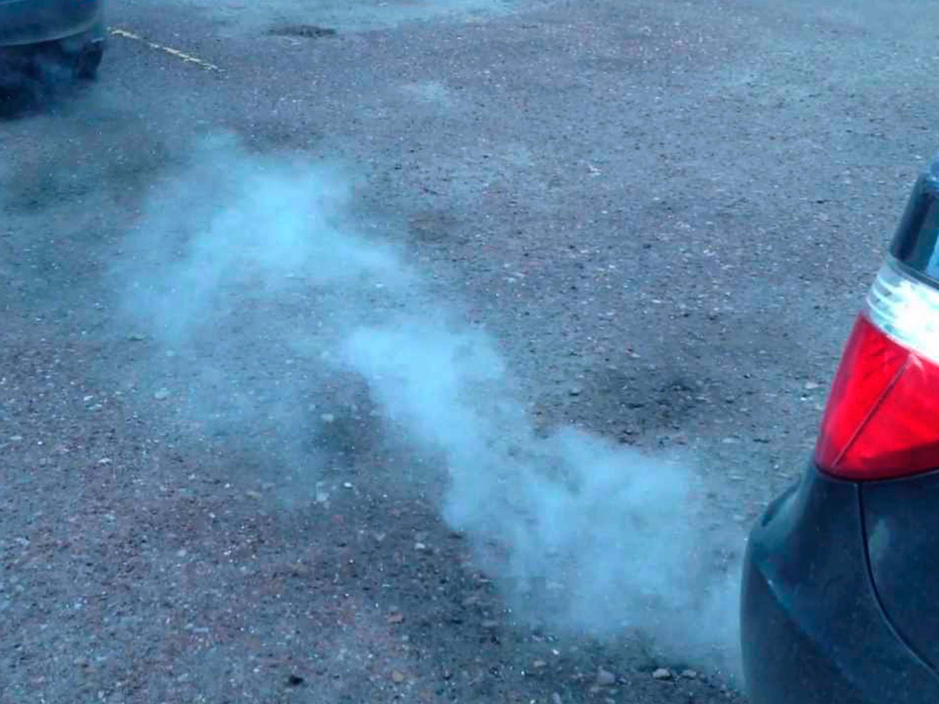 Почему из выхлопной трубы бензинового двигателя идёт белый дым