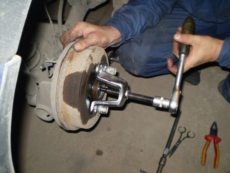 Снимаем задний тормозной барабан на рено логан (фото и видео)