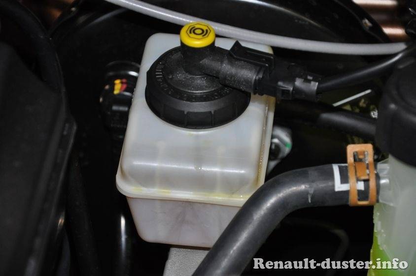 Проверка уровня жидкости в бачке гидроусилителя рулевого управления renault duster 2010 — 2017