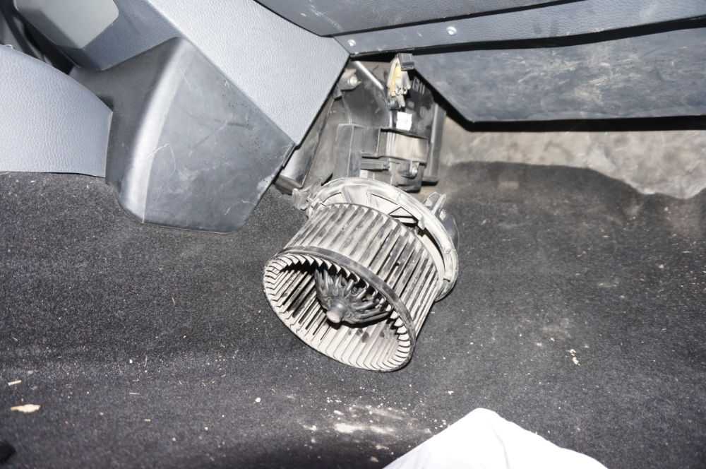 Рено сандеро - замена моторчика печки: как снять вентилятор