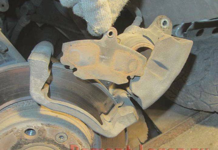 Замена передних и задних тормозных колодок на рено логан: инструкция, фото, видео