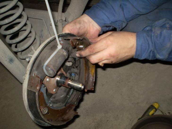 Замена колодок тормозных механизмов задних колес renault logan/sandero