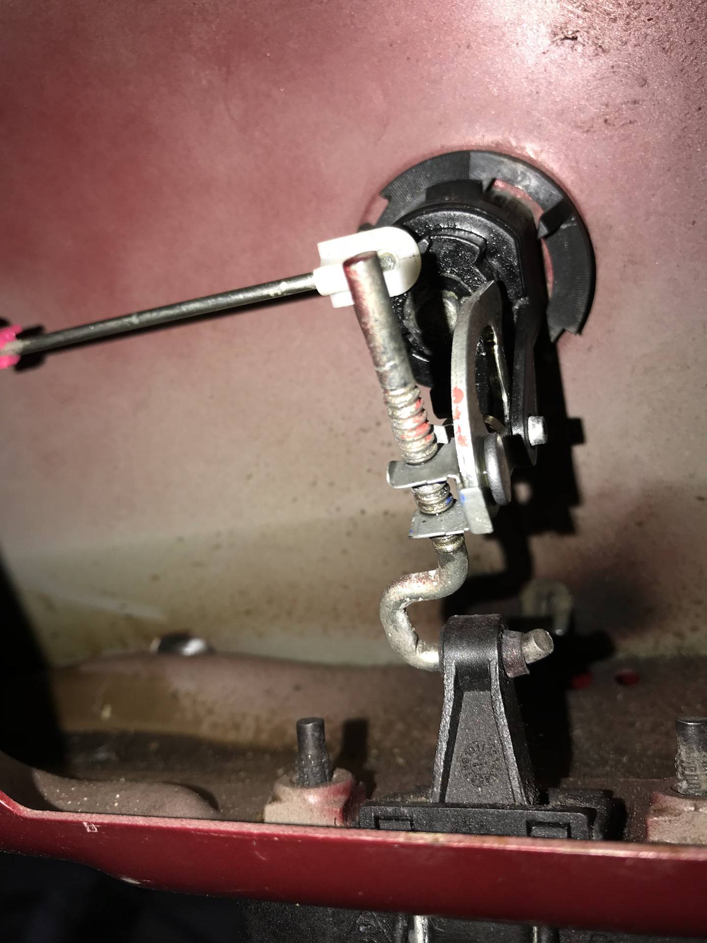 Снятие замка и привода замка двери багажного отделения renault duster