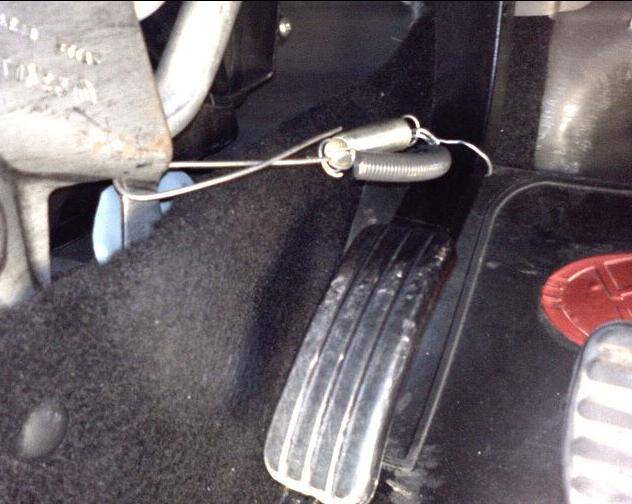 Стала западать педаль газа на рено логан, что делать? почему западает педаль тормоза? пошаговый процесс замены троса газа.