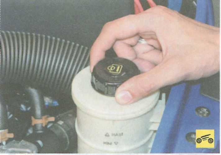Проверка уровня жидкости в бачке гидроусилителя рулевого управления renault duster —