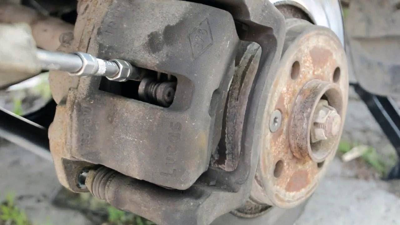 Меняем передние тормозные колодки на рено логан своими руками (фото и видео)