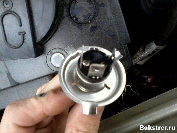 Замена левой лампы ближнего\дальнего света
