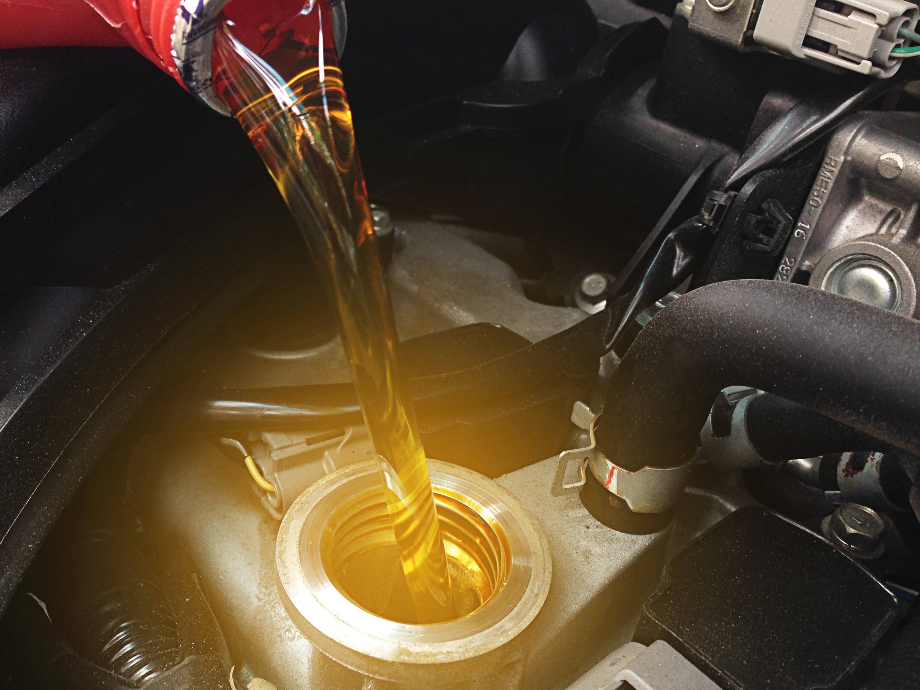 Как часто надо менять масло в двигателе автомобиля?