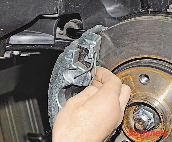 Как поменять передние тормозные колодки на рено дастер