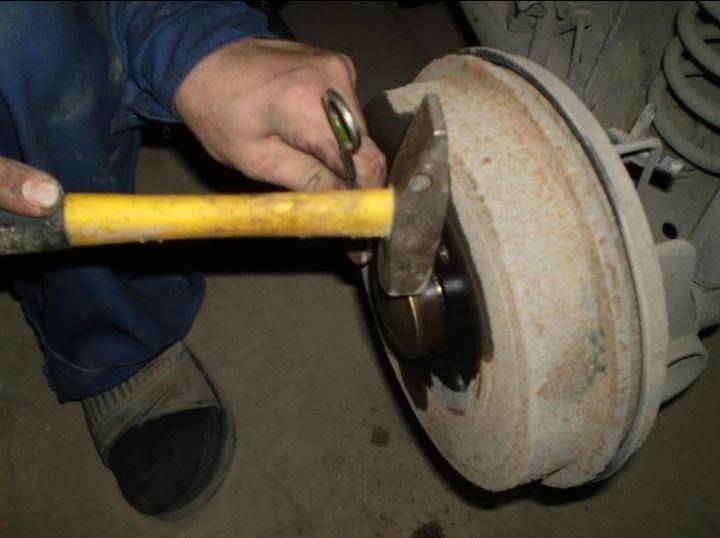 Как снять тормозной барабан рено логан без специнструмента