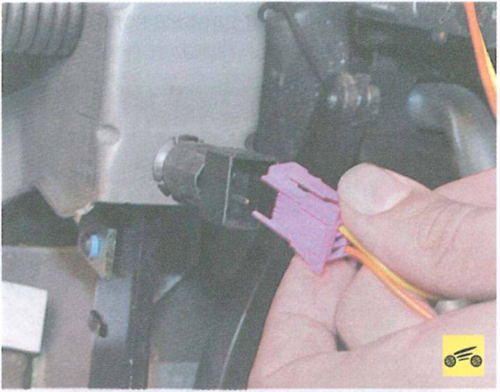 Замена выключателя стоп-сигнала Рено Логан Сандеро (Renault Sandero Logan): пошаговая инструкция