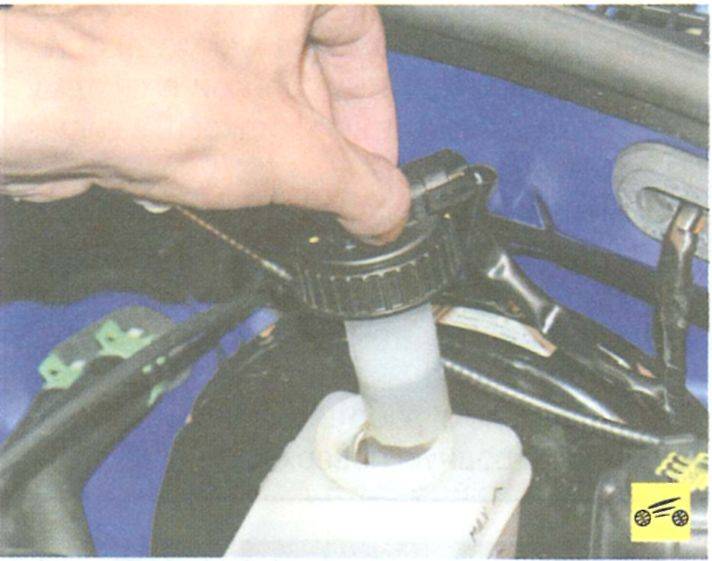 Замена рабочей жидкости в гидроприводе тормозной системы renault logan/sandero | ремонт рено (renault) своими руками