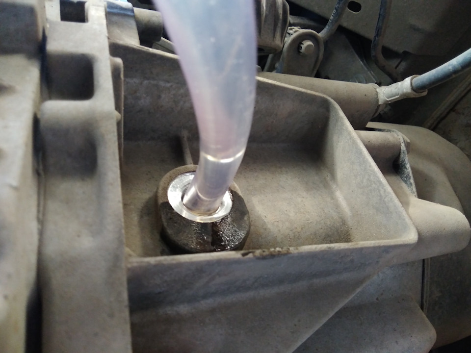 Проверка уровня и доливка масла в механическую коробку передач реносандеро | renault | руководство renault