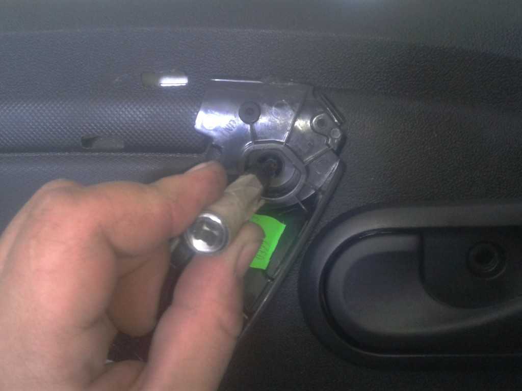 Как самостоятельно снять обшивку двери на renault logan