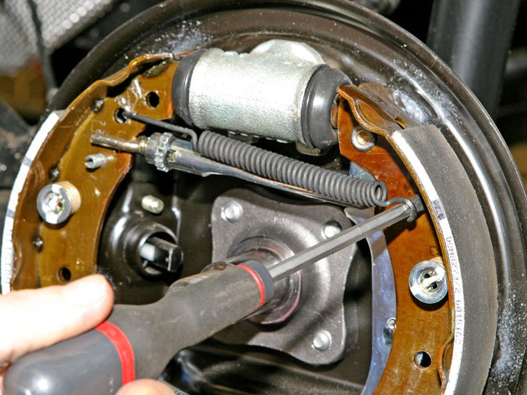 Замена колодок тормозных механизмов задних колес | renault | руководство renault