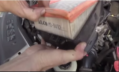Воздушный фильтр двигателя рено дастер как заменить