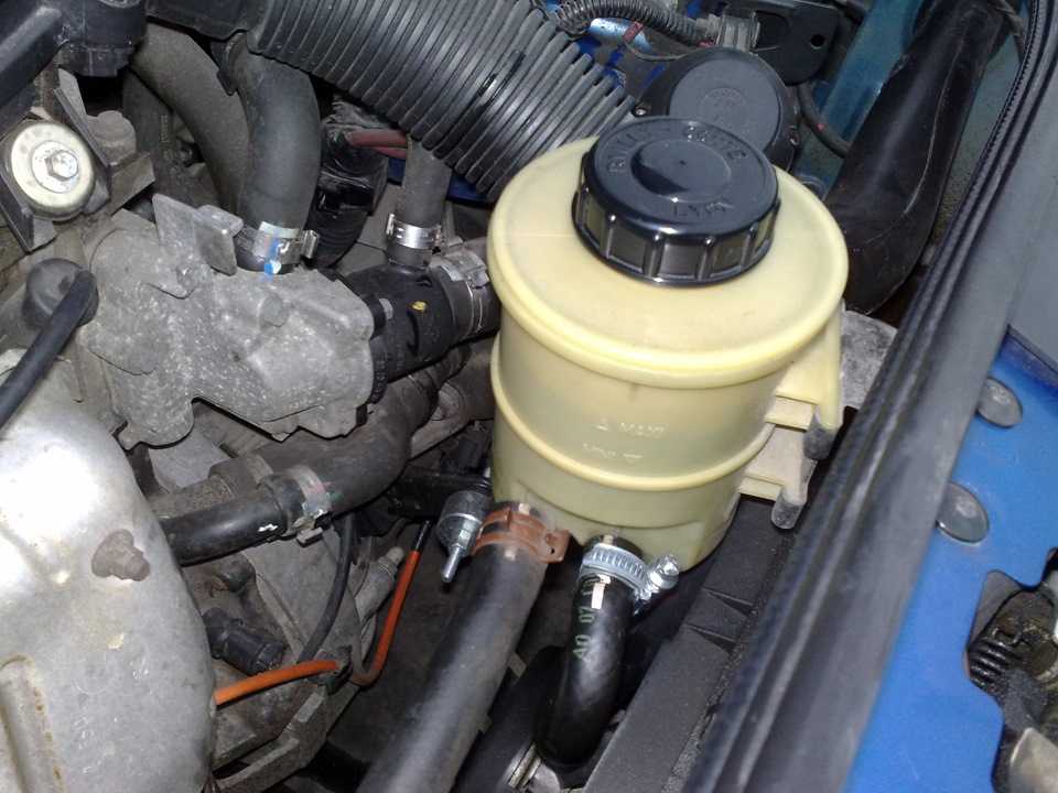 Проверка уровня жидкости в бачке гидроусилителя рулевого управления renault duster — | все о авто, скутерах и мопедах