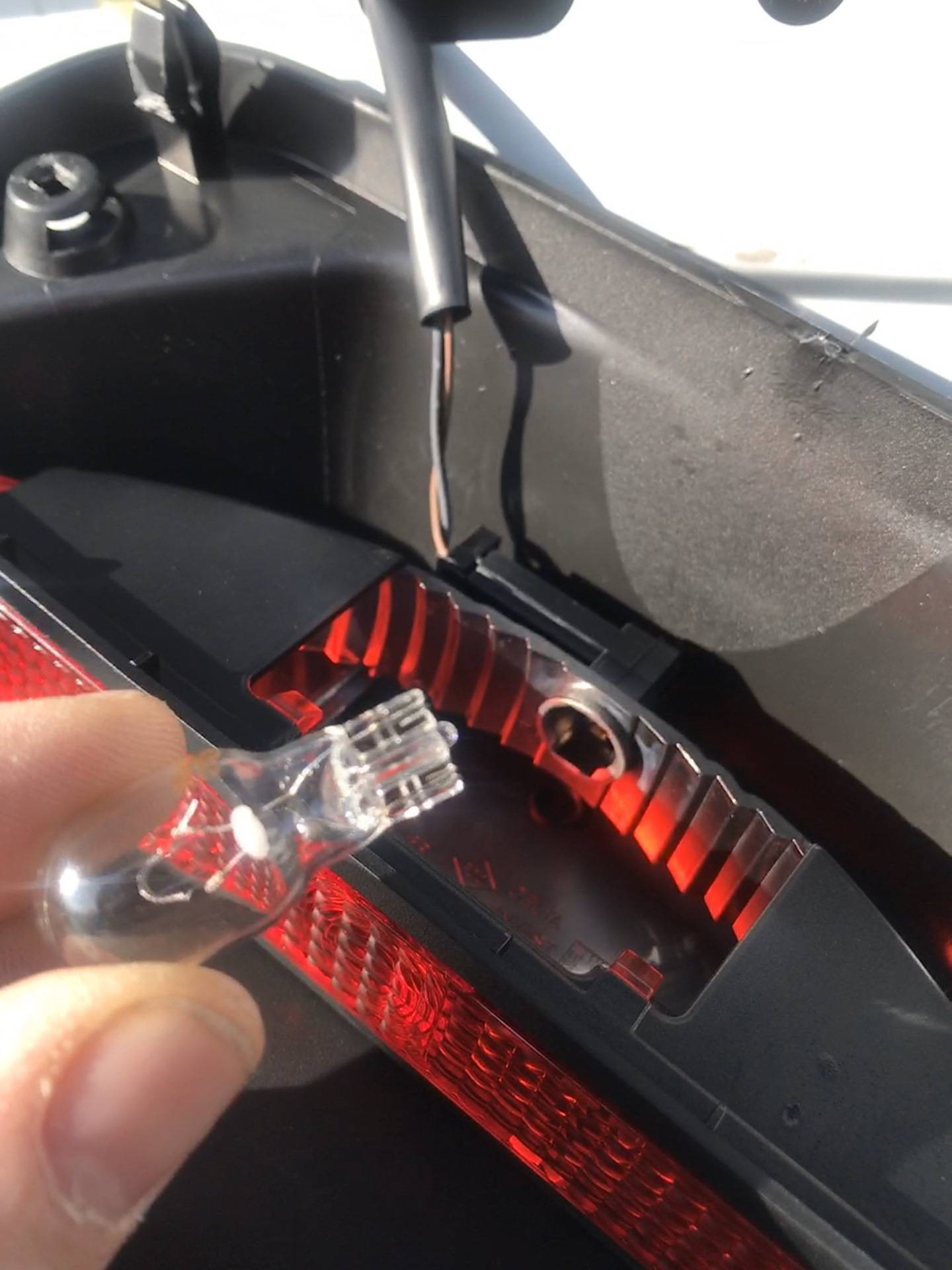 Как снять задний фонарь с автомобиля рено логан