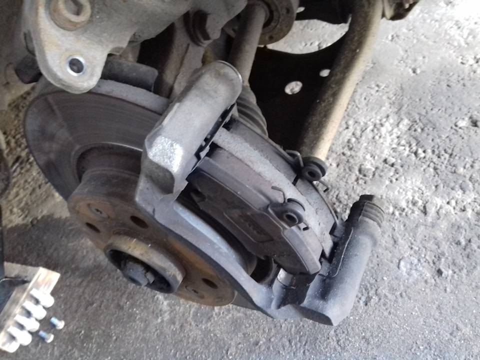 Honda cr-v. ремонт переднего тормозного суппорта.