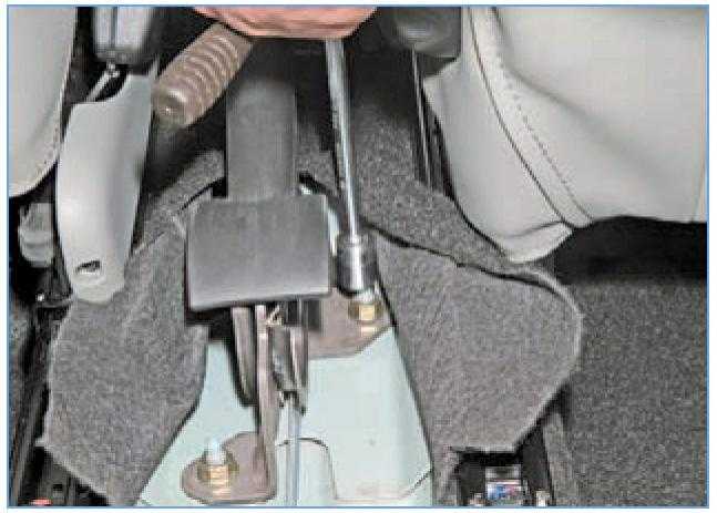 Ремонт renault logan : снятие и установка рычага привода стояночного тормоза - новый logan