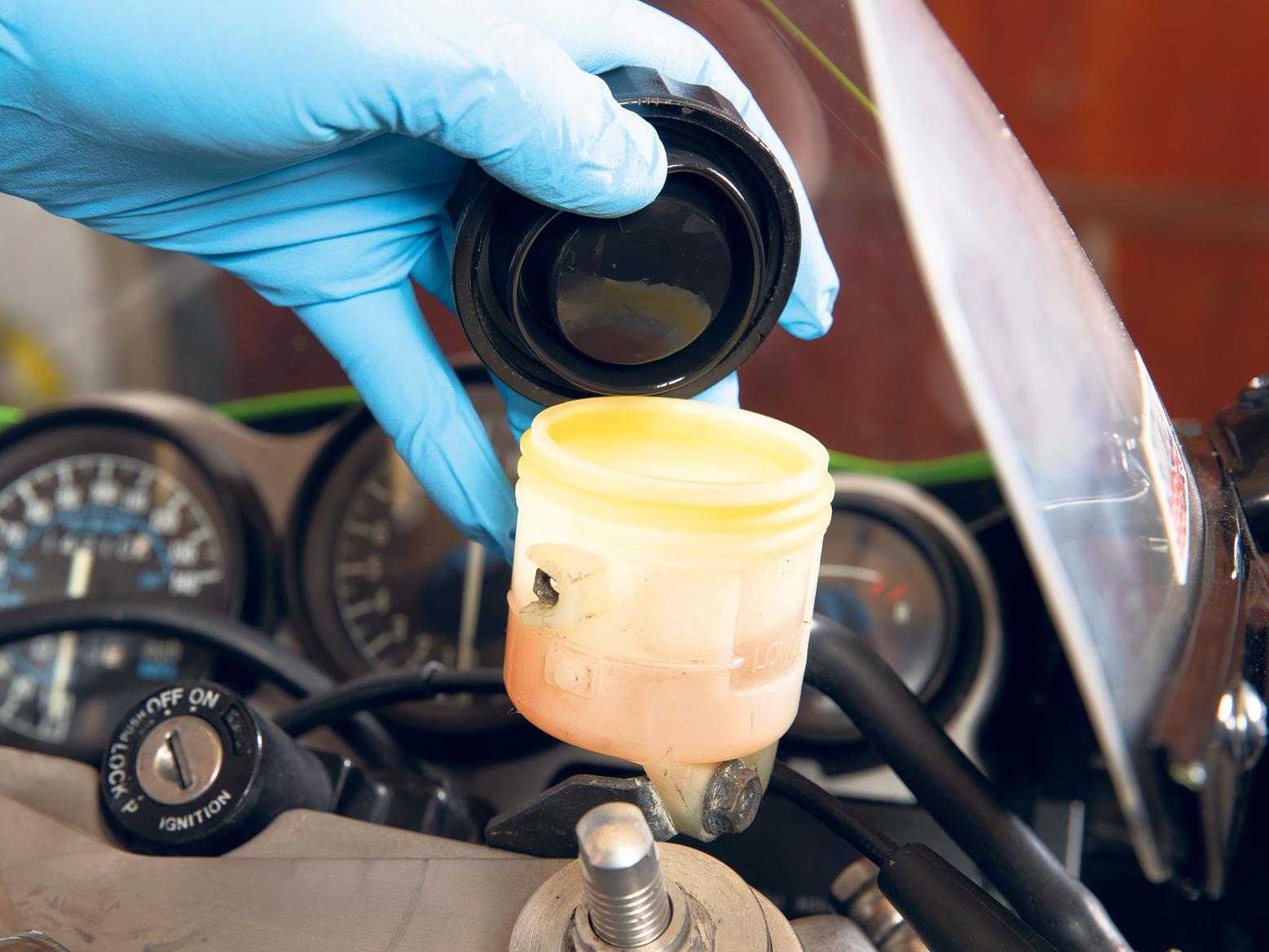 Как часто стоит менять тормозную жидкость в автомобиле