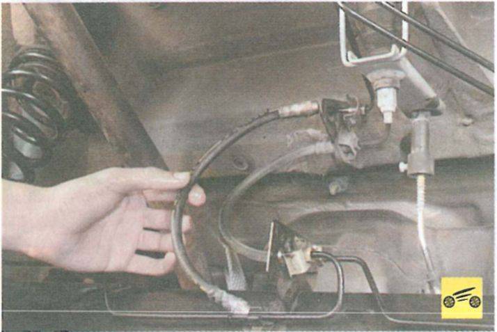 Замена тормозных шлангов и трубок Рено Логан: пошаговая инструкция