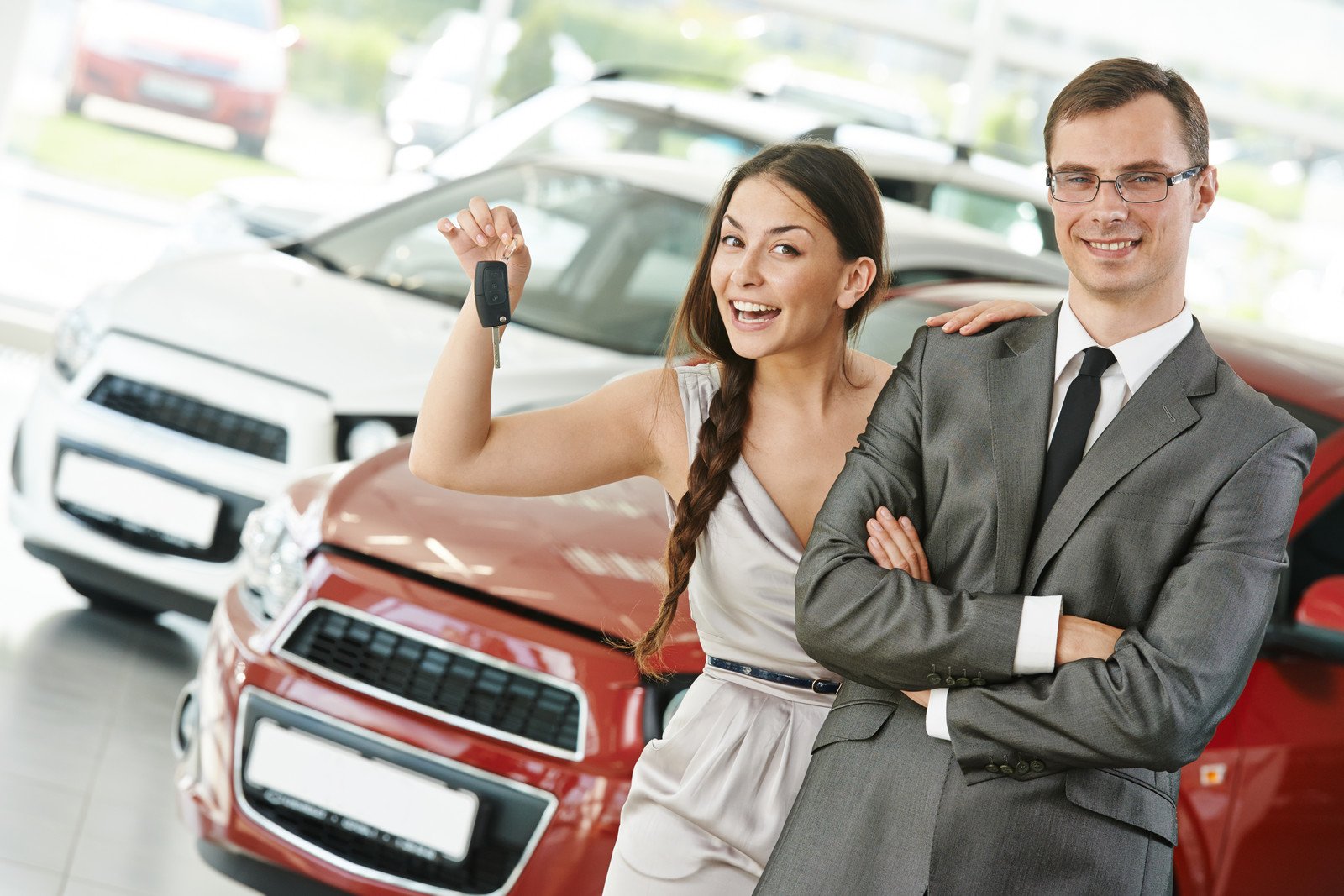 Новый vs подержанный: плюсы и минусы покупки автомобиля из салона или с рук