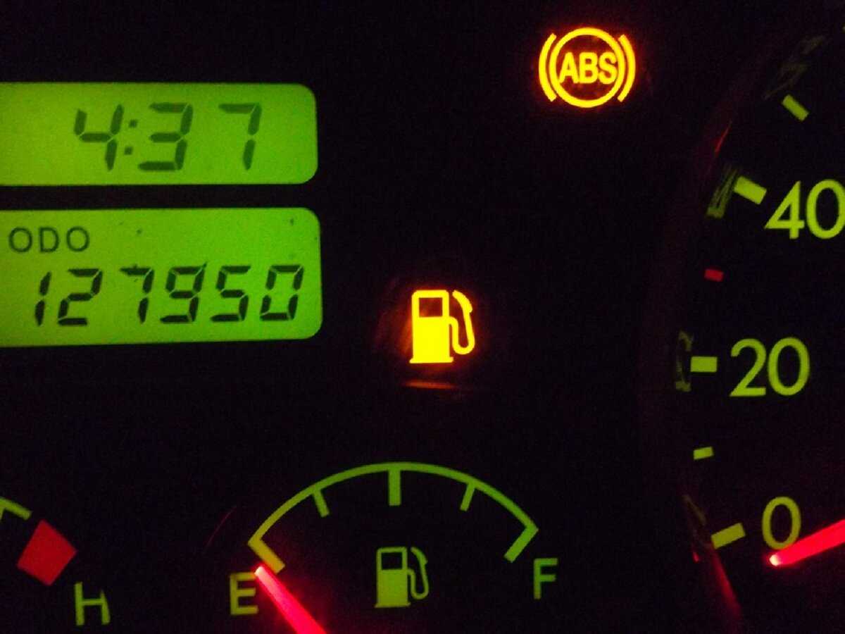 Загорелась лампочка бензина сколько можно проехать: на сколько километров хватит, сколько осталось бензина (фото)