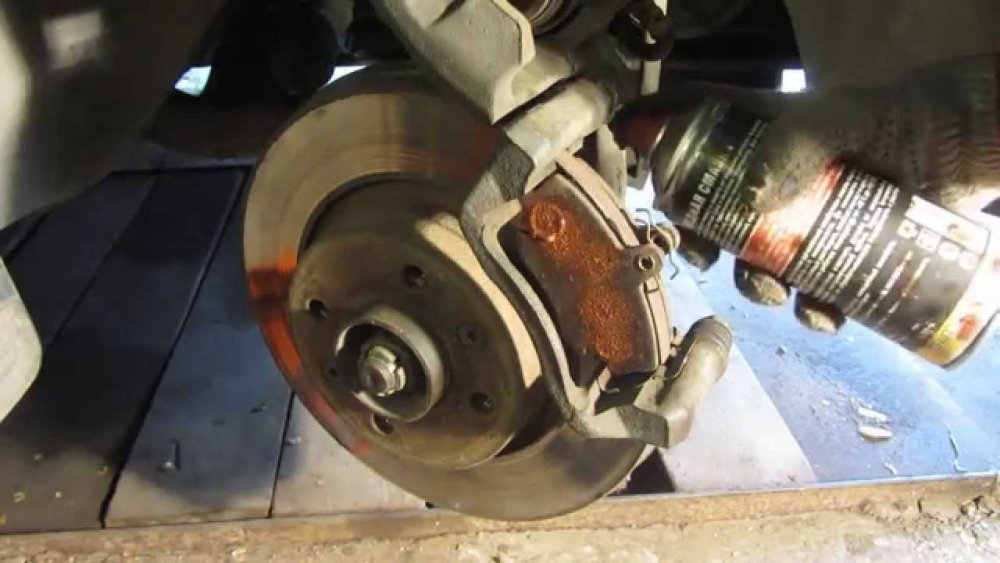 Замена колодок тормозных механизмов передних колес renault logan/sandero