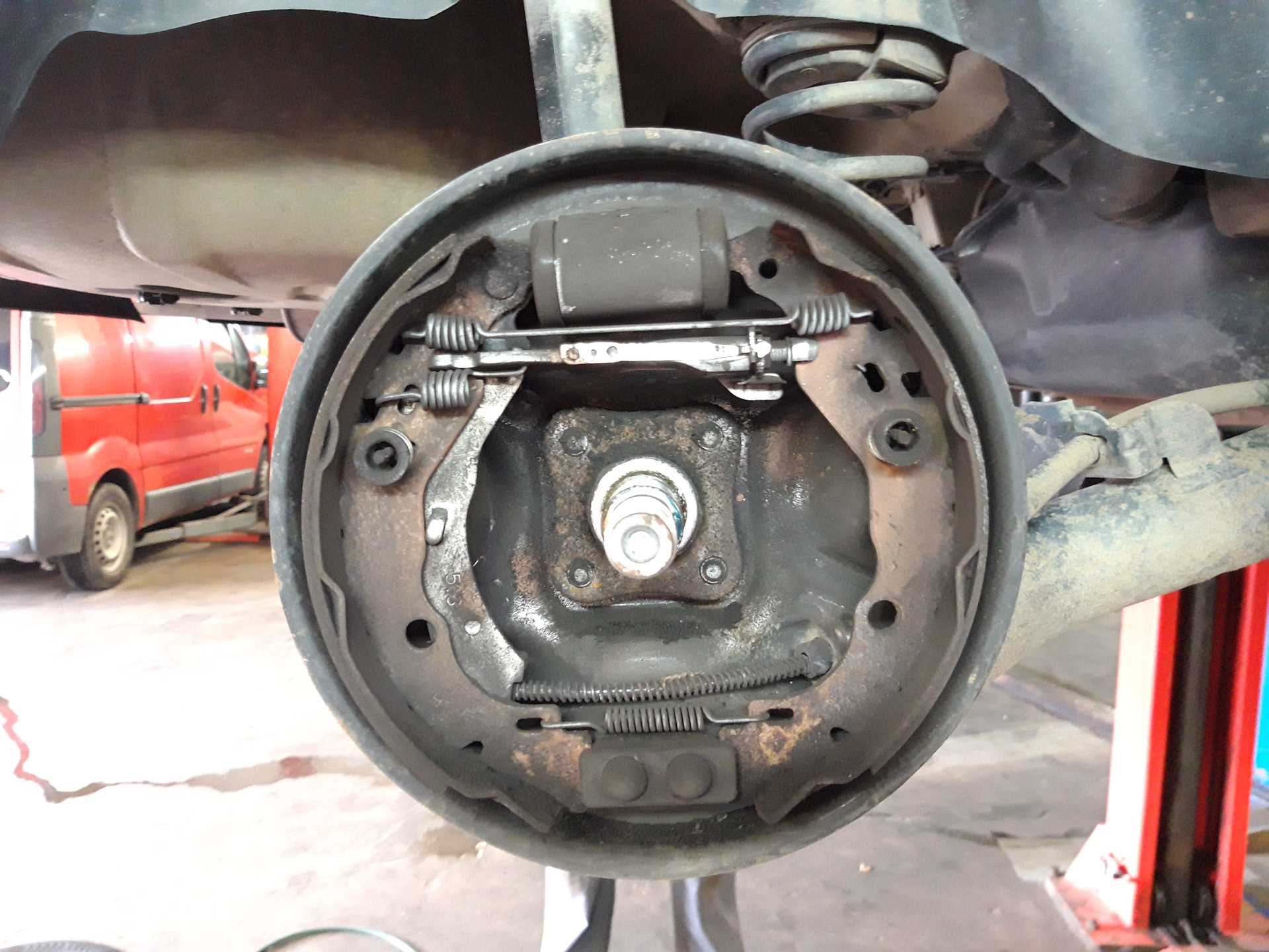 Замена задних тормозных колодок на автомобиле рено логан