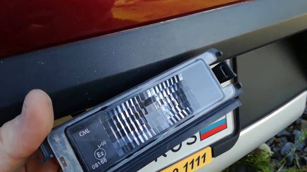 Этапы замены лампочек подсветки номера автомобиля