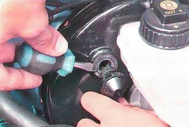 Снятие обратного клапана вакуумного усилителя тормозов Рено Логан Сандеро (Renault Sandero Logan)