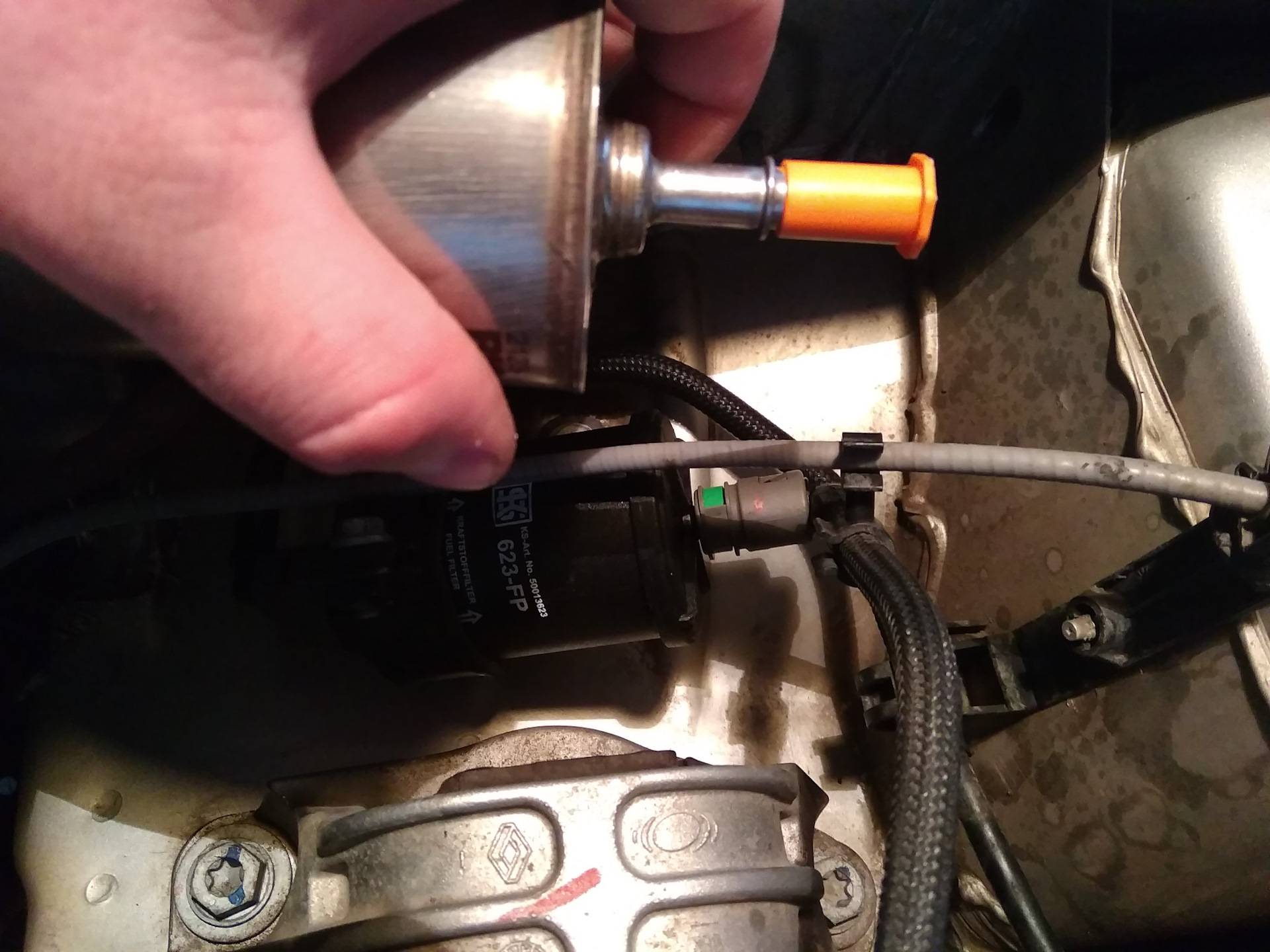 Замена и установка топливного фильтра на рено дастер