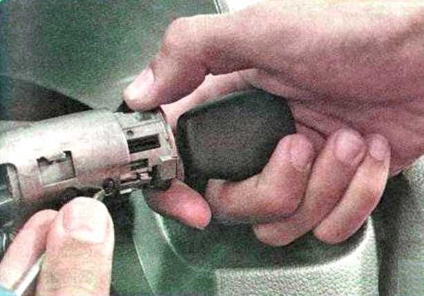 Замена подрулевого переключателя рено логан: ремонт джойстика поворота, света и дворников