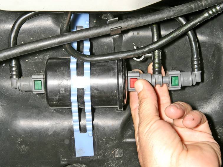 Замена топливного фильтра на автомобиле рено логан