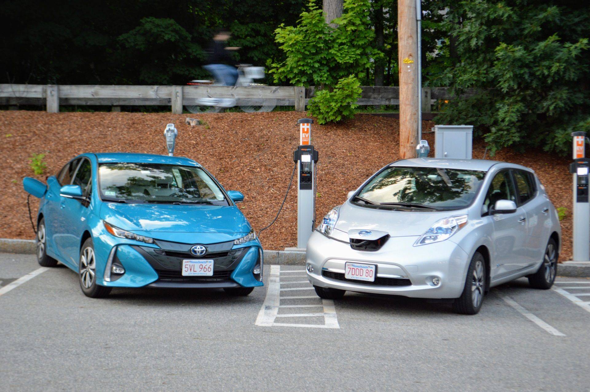 Сравнение электромобиля и бензинового автомобиля: что выгоднее и дешевле