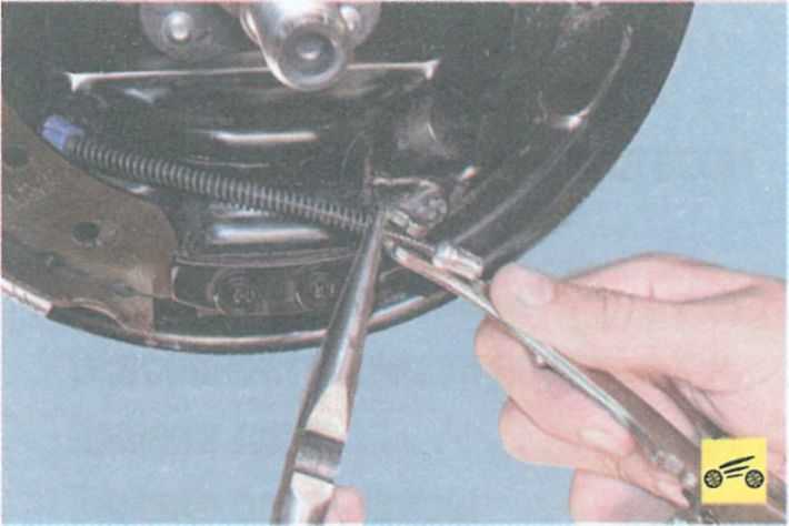 Рено логан - самостоятельная замена тросика ручника