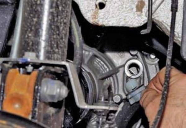 Renault Duster Проверка уровня и доливка масла в механическую коробку передач Рено Дастер