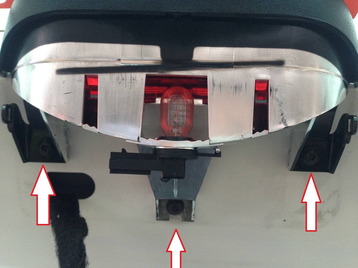 Как снять задний фонарь на рено логан 1 и поменять лампочки?