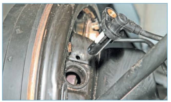 Демонтаж датчика скорости вращения заднего колеса у Рено