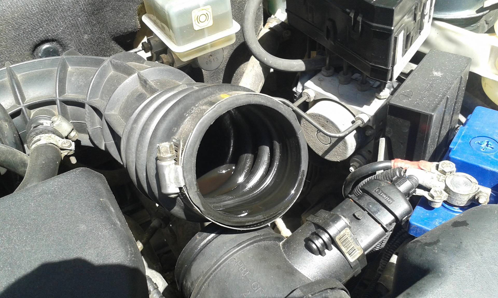 Масло в воздушном фильтре, причины появления, почему моторное масло гонит через патрубки, что делать и как прекратить