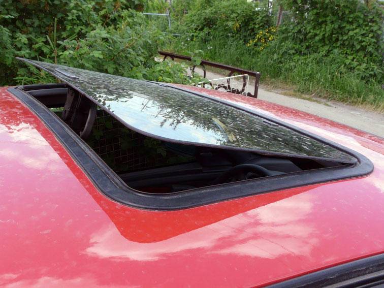 Плюсы и минусы люков и панорамных крыш в автомобилях