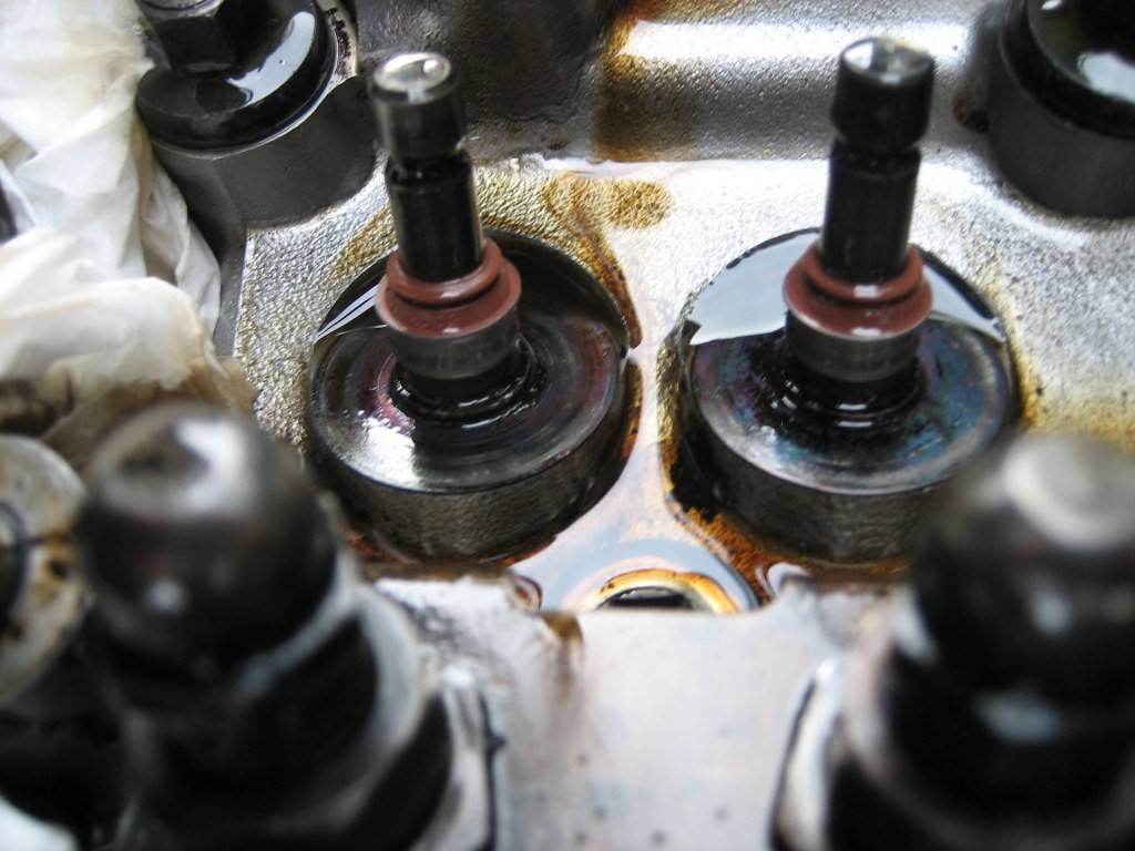 Как заменить маслосъёмные колпачки самостоятельно в 9 этапов? | auto-gl.ru