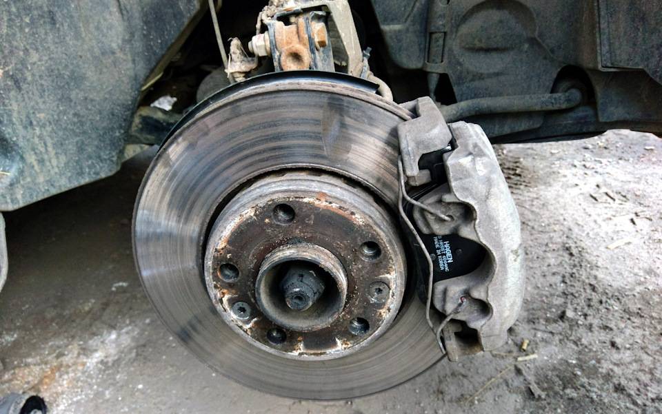 Замена колодок тормозных механизмов задних колес renault duster