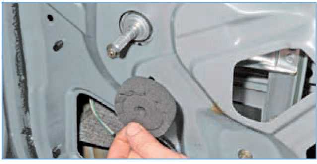 Ремонт renault logan : снятие и установка обивки передней двери